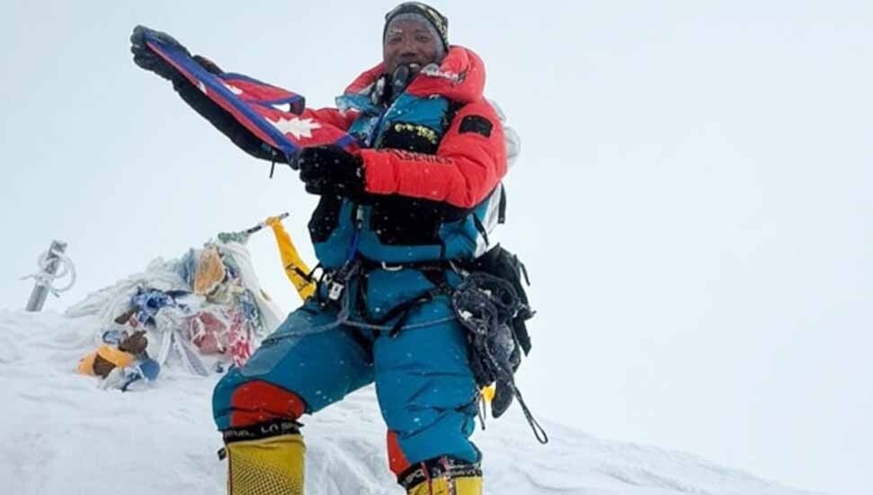 Everest'in zirvesine en çok çıkan insan oldu
