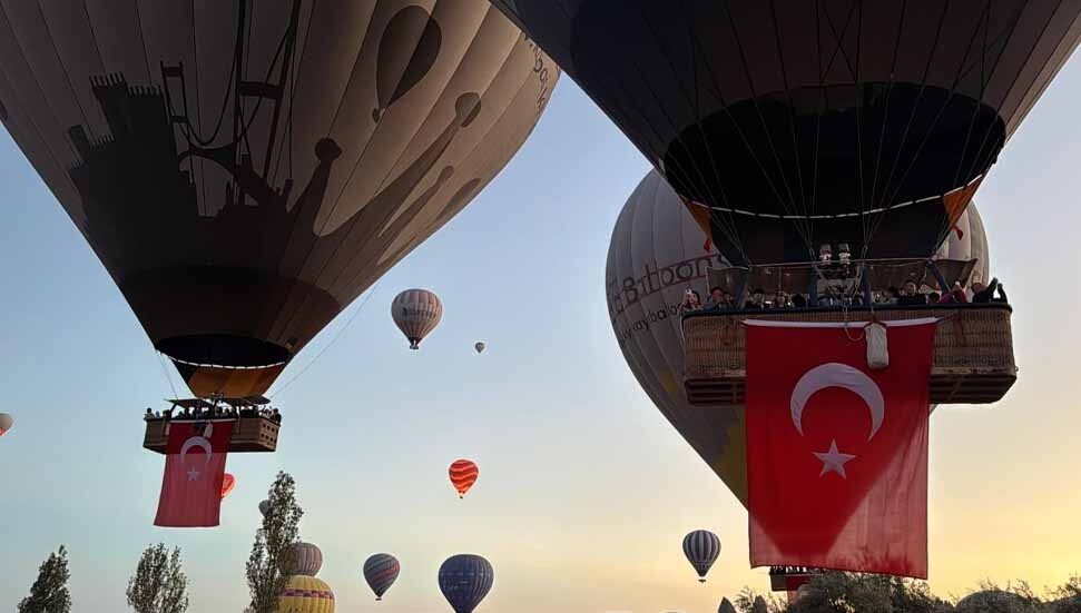 Kapadokya'da balonlar Türk bayraklarıyla havalandı