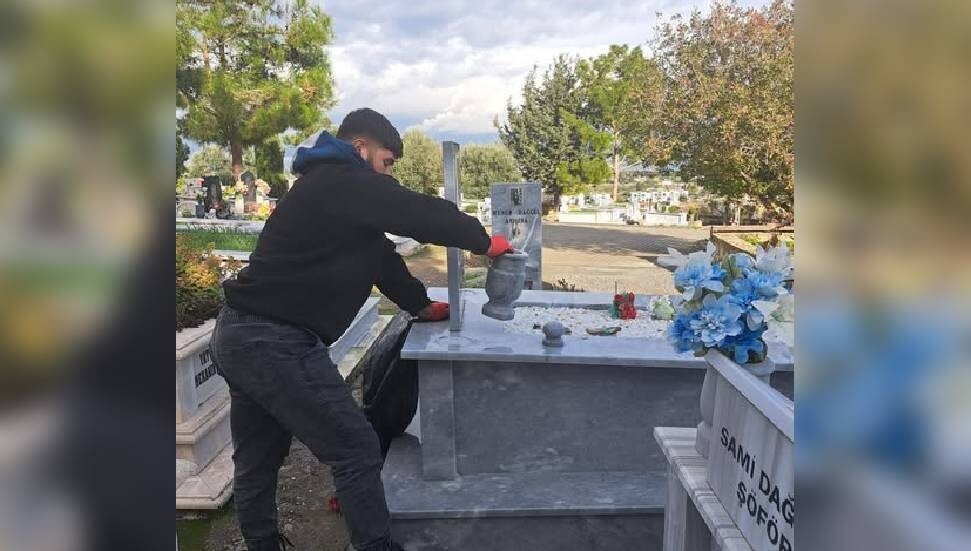 Karşıyaka Mezarlığı’na zarar verildi! Fırat Ataser: Bunu yapan insan değildir