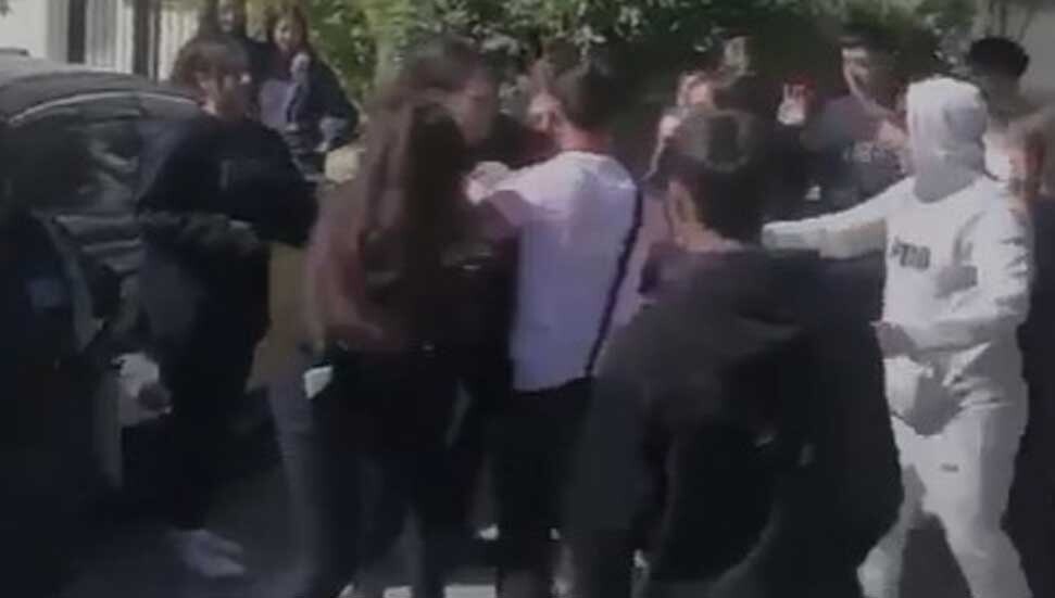 Lefkoşa sokaklarında öğrenciler saç saça baş başa birbirine girdi!