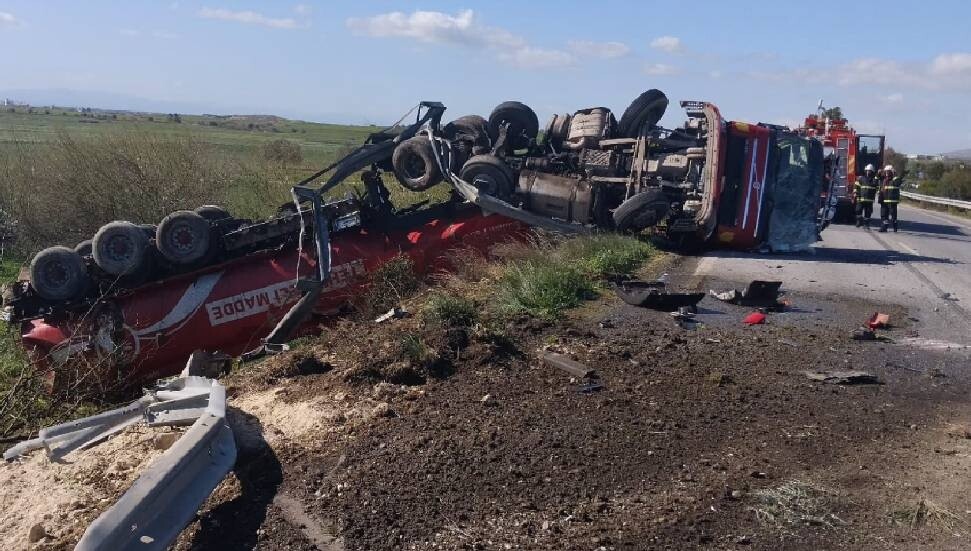 İskele-Ercan ana yolunda akaryakıt yüklü tanker devrildi, yol kapatıldı