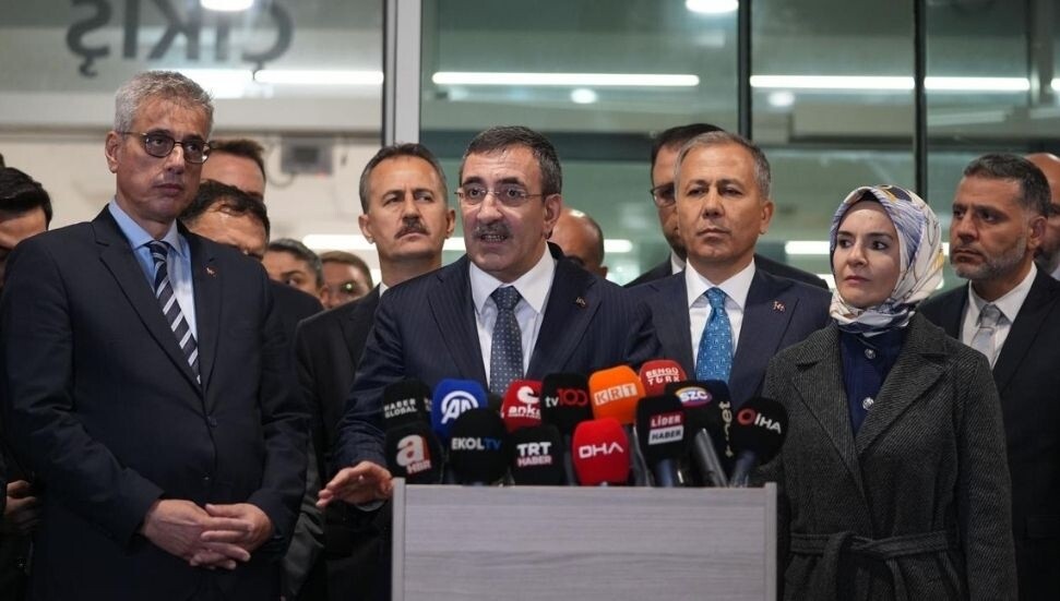 Cevdet Yılmaz ve Bakanlar terör saldırısında yaralananları hastanede ziyaret etti