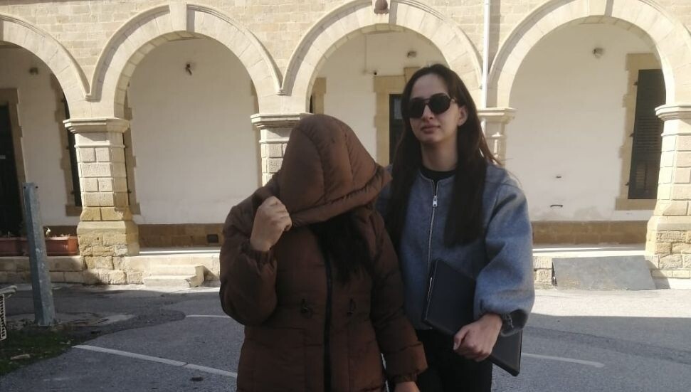 Annesinin ilişkisini ifşa etti