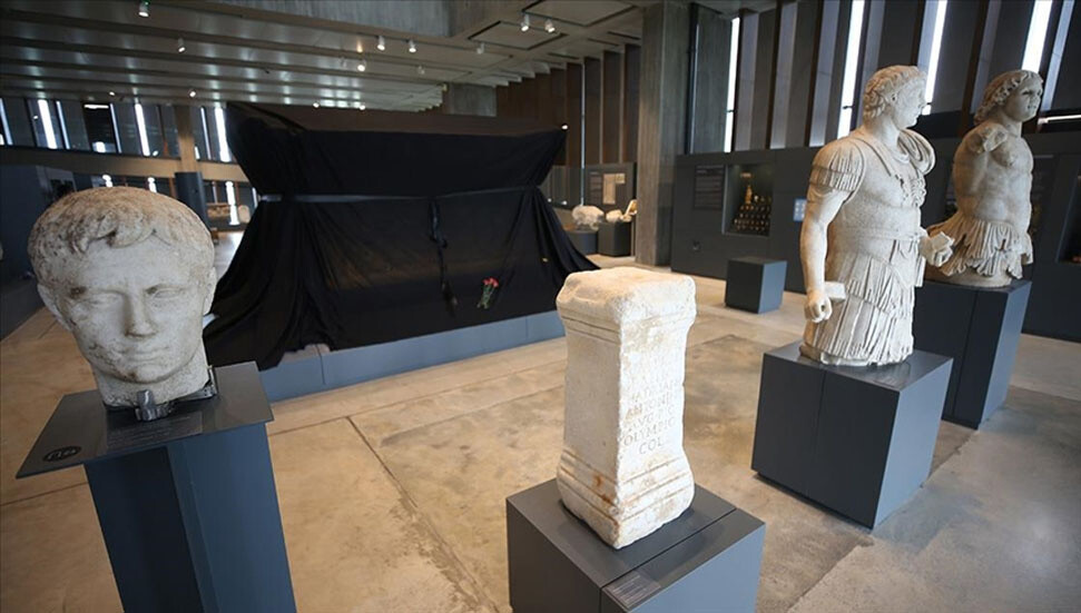 Polyksena lahdi "Kadına Yönelik Şiddete Karşı Uluslararası Mücadele Günü"nde siyah örtüyle kapatıldı