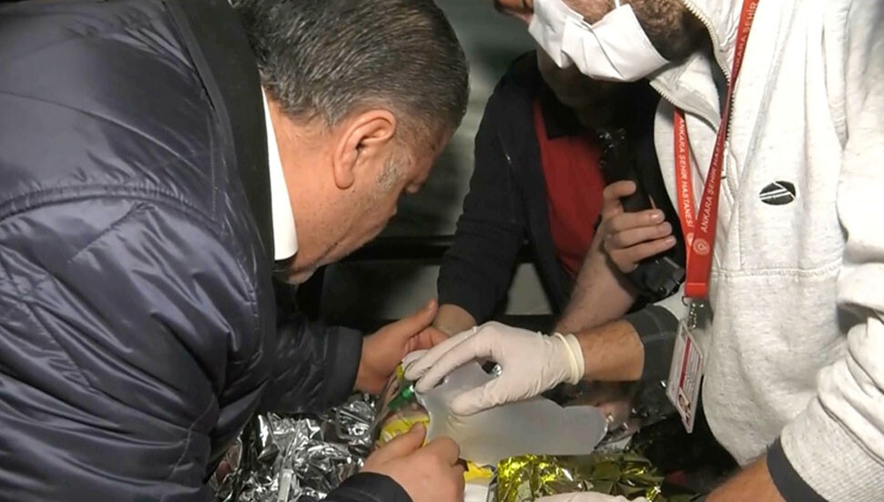 Türkiye Sağlık Bakanı Koca, enkazdan 150 saat sonra çıkarılan minik Dada'yı hastanede ziyaret etti