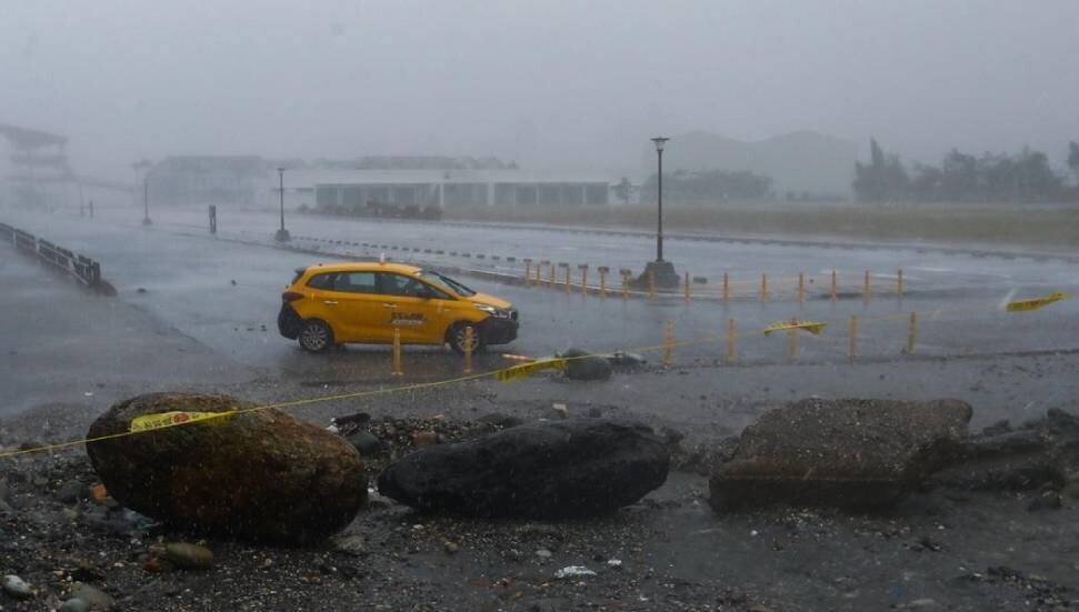 Tayvan'ı Kong-rey Tayfunu vurdu: 3 ölü, 690 yaralı