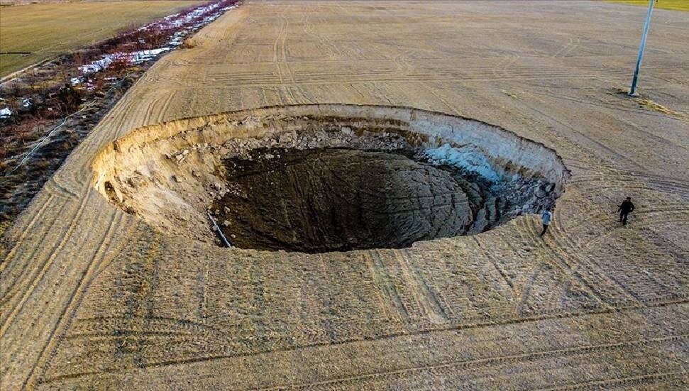 Konya'da 37 metre çapında, 12 metre derinliğinde obruk oluştu
