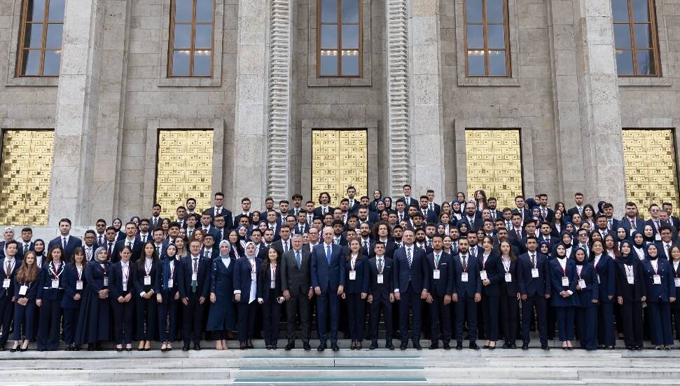 TBMM Başkanı Kurtulmuş Meclis'te KKTC’li gençleri ağırladı