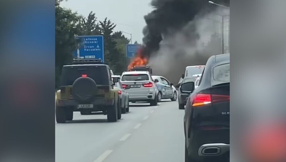 Seyir halindeki otobüste yangın çıktı: Şans eseri yaralanan olmadı