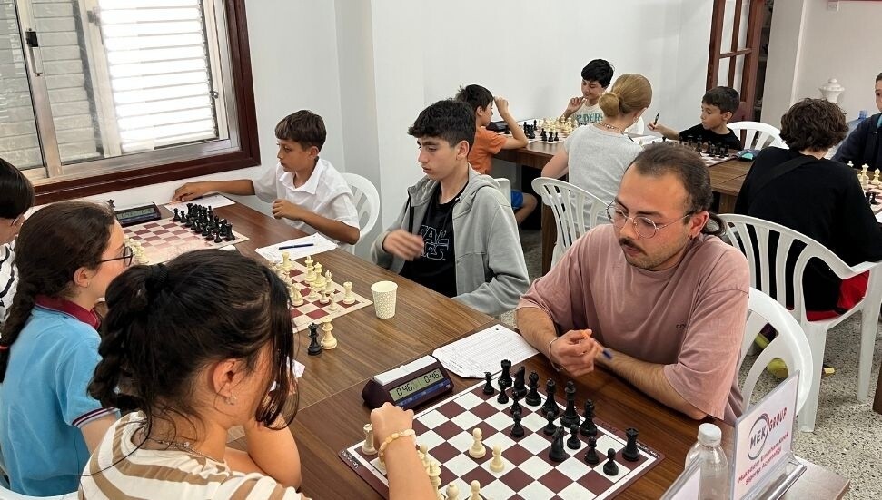 Siba, Deskwork ve Mukadder Eminhan lider!