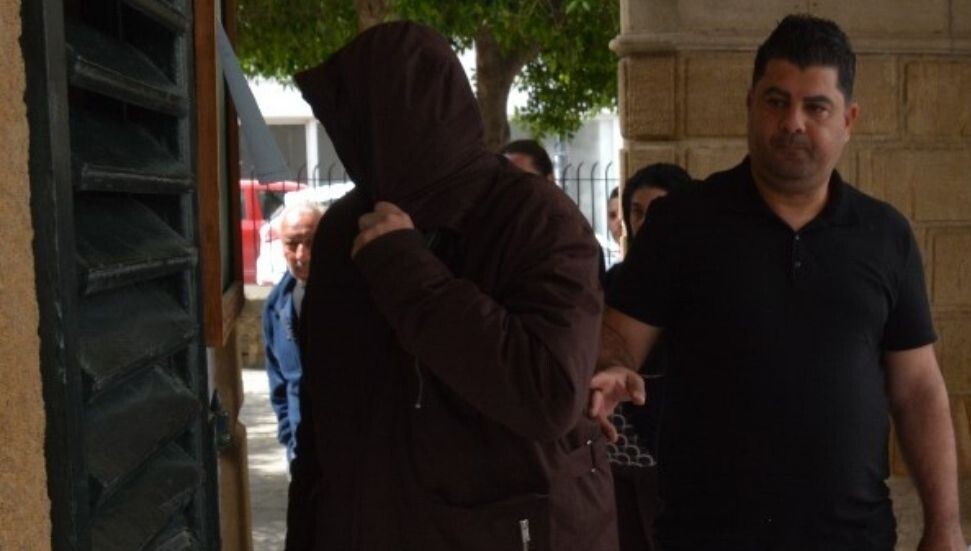 Kadına şiddet iddiası: Başka erkeklerle konuştuğu için eşini darbetmekle itham edildi!