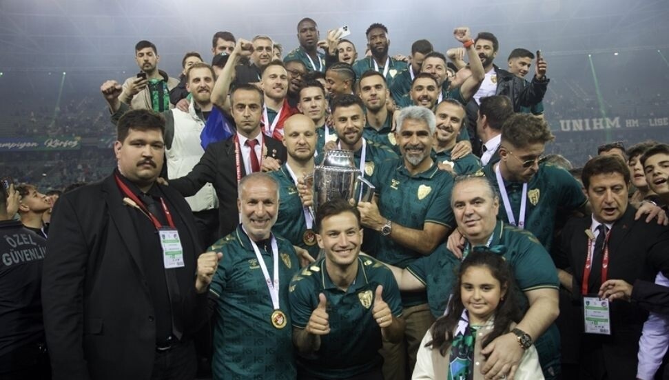 Süper Lig'e yükselen Kocaelispor, şampiyonluk kupasını aldı