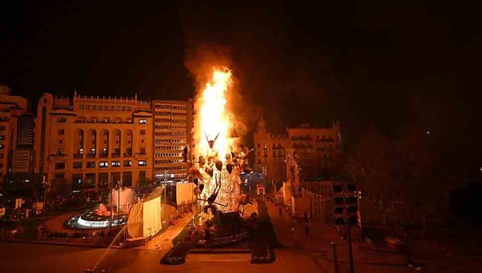 Valensiya'nın Las Fallas festivali dev tahta kuklaların yakılmasıyla sona erdi