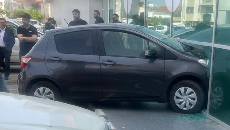 Küçük Kaymaklı’da kaza: Araç vitrine girdi