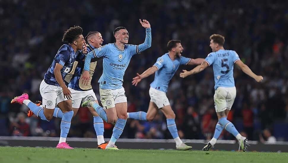 Manchester derbisini farklı kazanan City, zirve yarışına ortak olmaya devam etti
