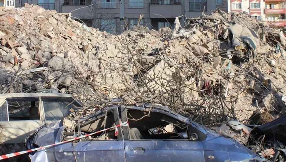 Depremin 222'nci saatinde 42 yaşındaki kadın enkazdan sağ çıkarıldı