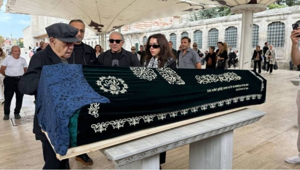 Mazhar Alanson'un kızı Melek Eda Alanson son yolculuğuna uğurlandı
