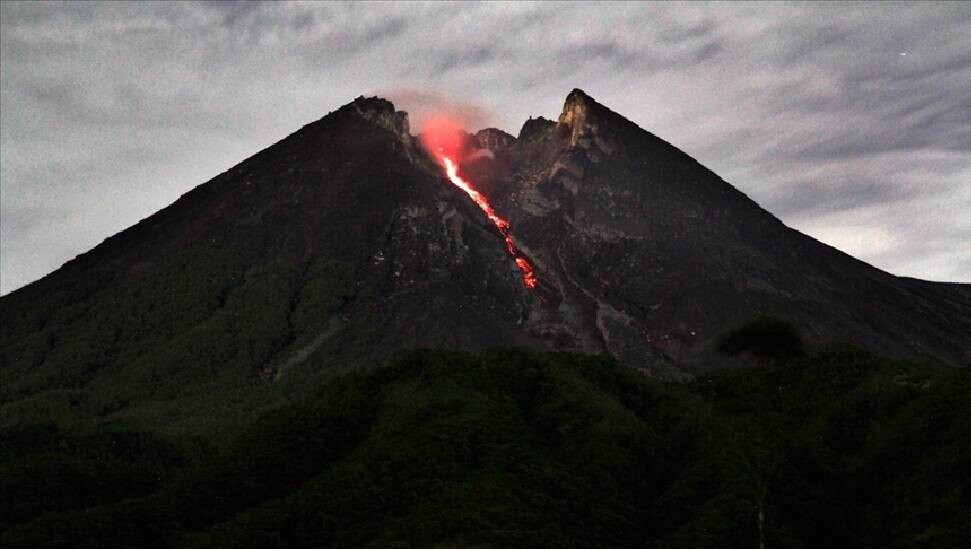 Endonezya'daki Merapi Yanardağı'nda yine volkanik hareketlilik yaşandı