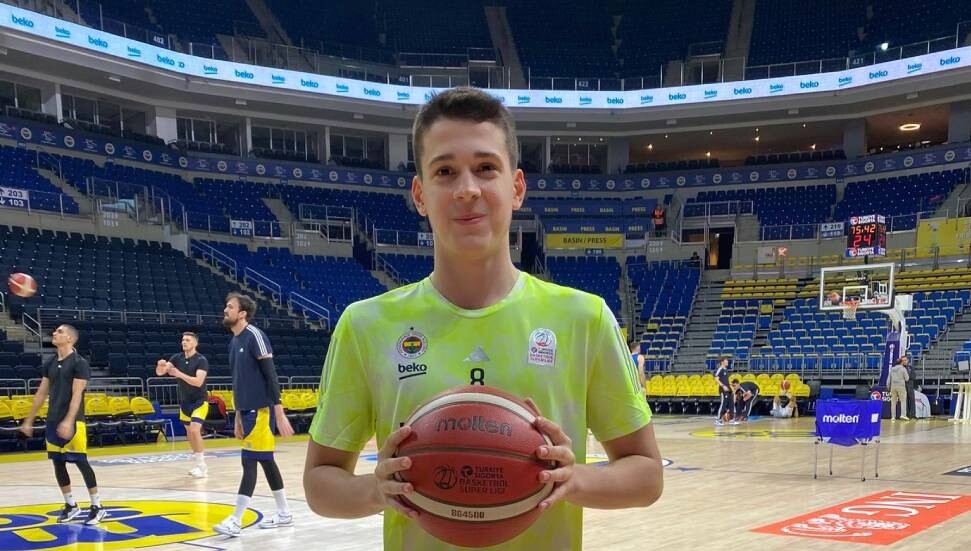 16 yaşındaki Kıbrıslı Türk Ömer Ege Ziyaettin, Fenerbahçe Beko'da maça çıktı