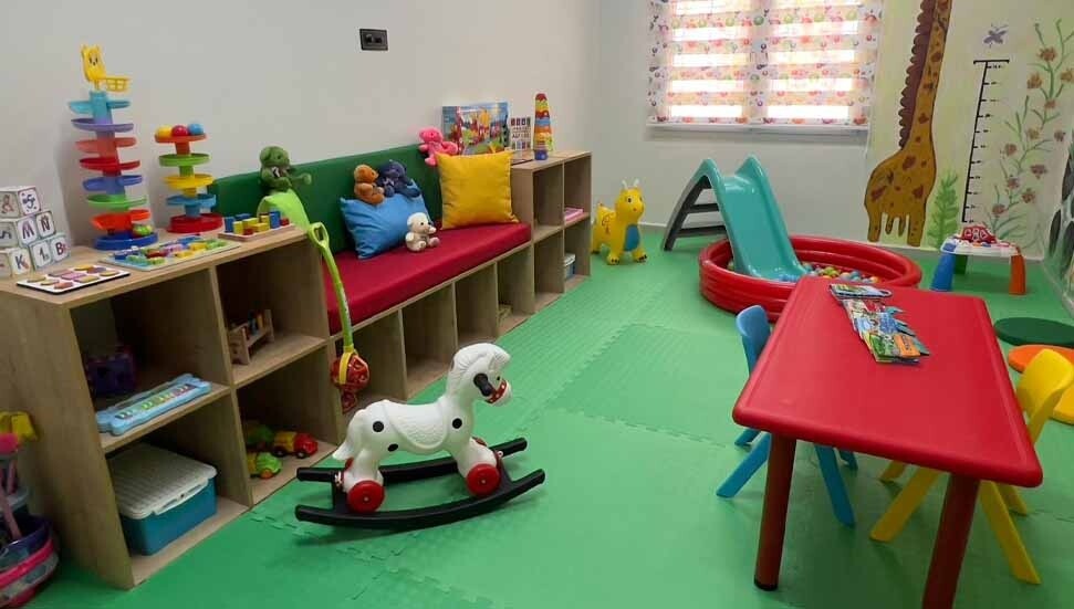 Anneleri mahkum olduğundan cezaevinde kalan çocuklar için renkli, eğitici bir oda hazırlandı