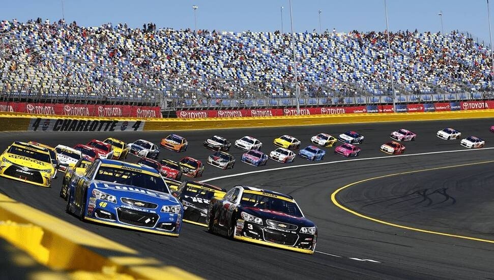 ABD'de artırılmış gerçeklikle NASCAR deneyimi sunan bar büyük ilgi gördü