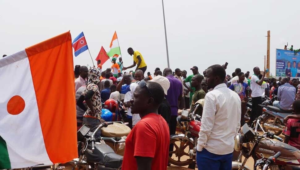 Nijer'de Fransa karşıtları, Fransız askeri üssü etrafında nöbet tutuyor