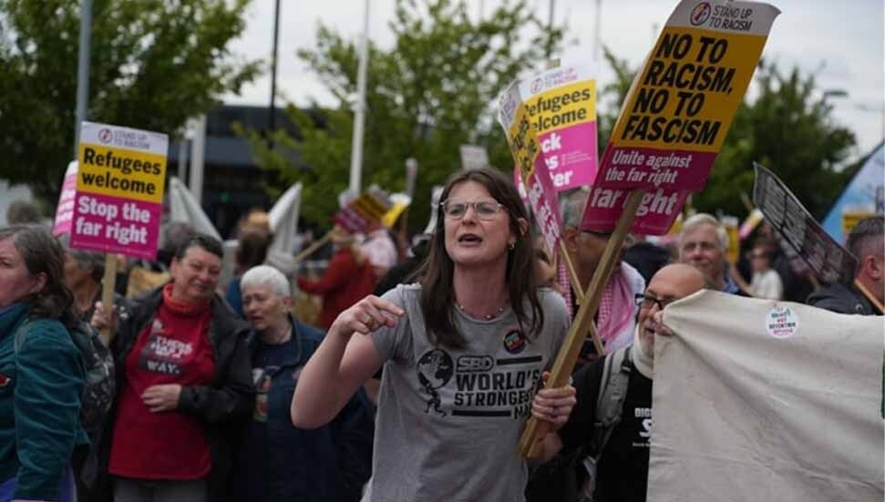 İngiltere'de on binlerce kişi aşırı sağa karşı sokağa çıktı