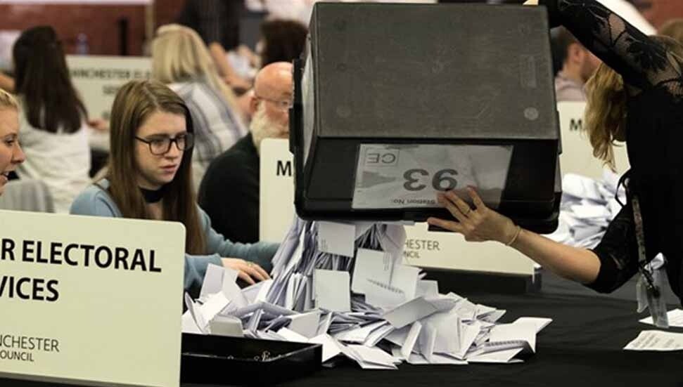 İngiltere'de milyonlarca seçmen sandık başına gidiyor