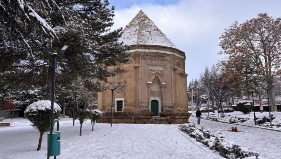 Türkiye'de, Niğde’nin yüksek kesimlerine mevsimin ilk karı düştü