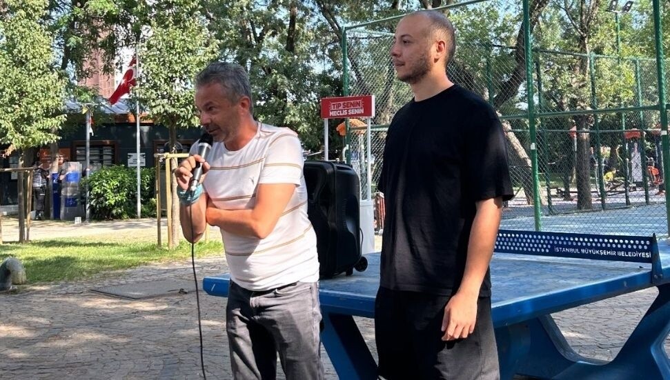 Gazeteci İrfan Değirmenci bir etkinlikte konuşma yaptığı sırada gözaltına alındı