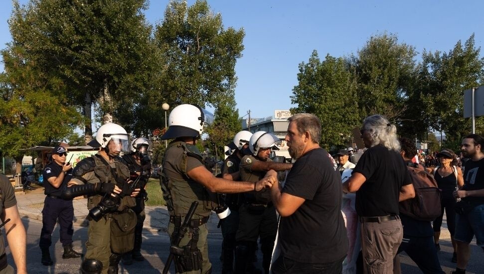 Gaz ve ses bombasıyla müdahale: Yunan polisi İsrail’e ait gemiye yaklaştırmadı