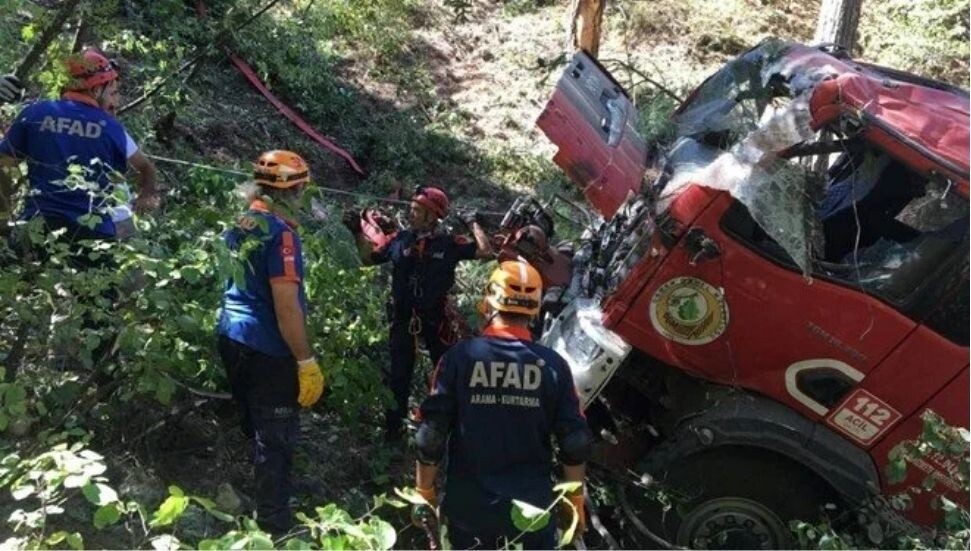 Türkiye’de orman yangınına giden arazöz devrildi: 2 orman işçisi şehit oldu