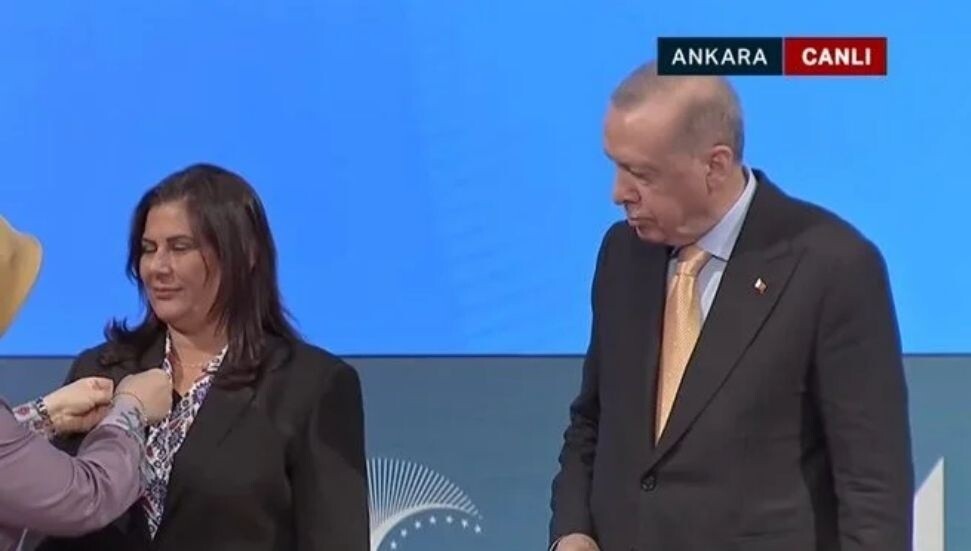 CHP’den istifa eden Özlem Çerçioğlu ve 3 ilçenin belediye başkanı, AK Parti çatısı altına geçti