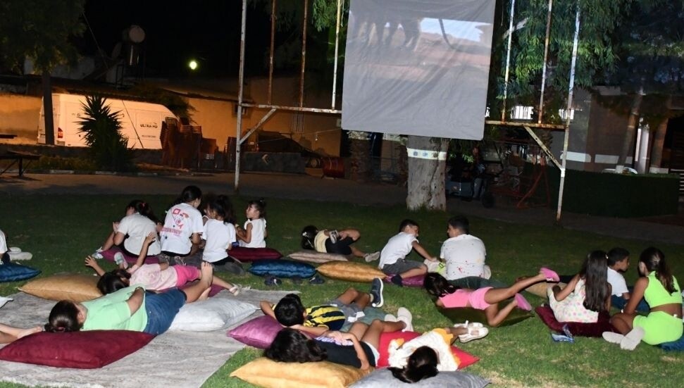 Mesarya Belediyesi’nden çocuklara yaz hediyesi: Açık hava sinema geceleri başladı