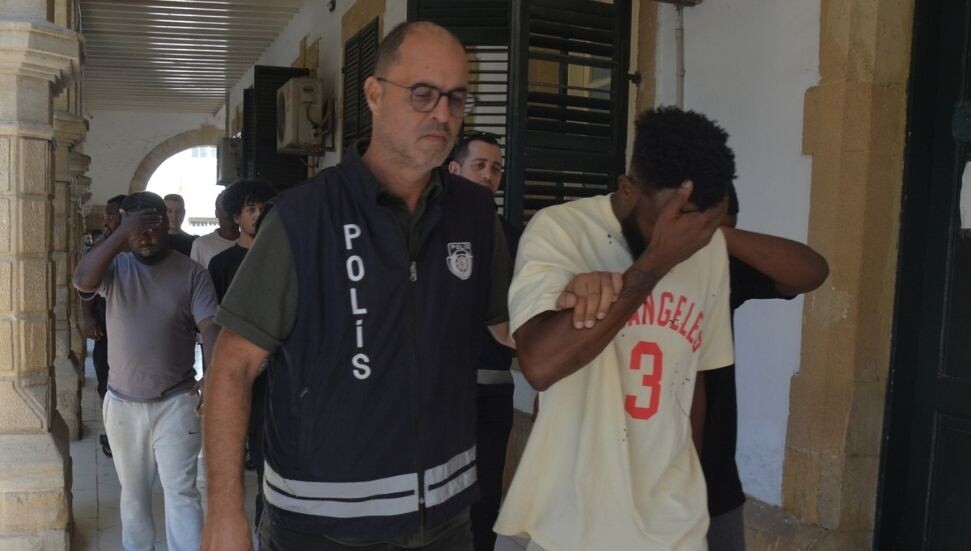 Ülkede izinsiz ikamet eden 12 kişi 8 gün tutuklu kalacak