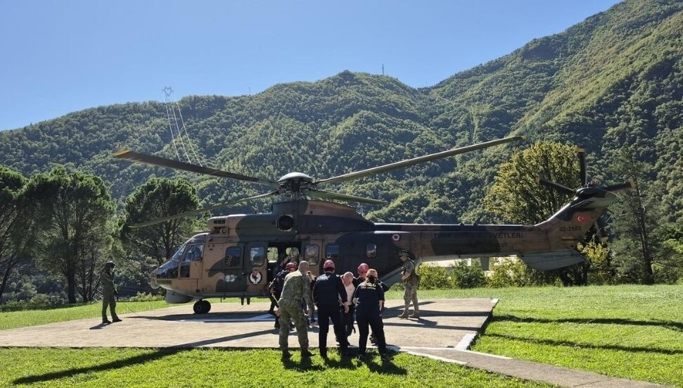 Artvin’de sel ve heyelan sonrası Camili Havzası’ndaki turistler helikopterle tahliye edildi