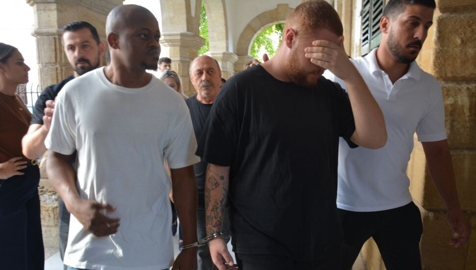 Tasarruflarında 1 kilo uyuşturucu maddeyle bulundurmakla itham edilen 2 zanlı'ya 1 gün tutukluluk