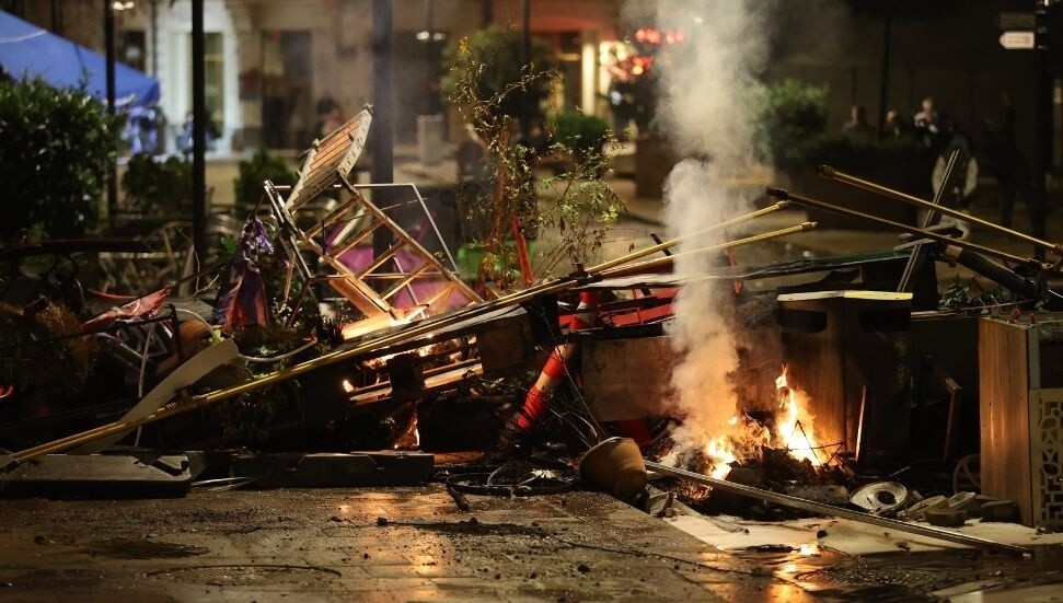 Gürcistan’da, Cumhurbaşkanlığı Sarayı’nı ele geçirmeye çalışan göstericiler polisle çatıştı