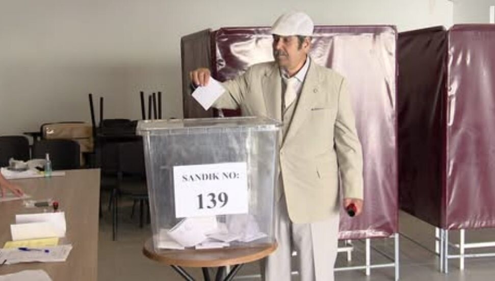 Bağımsız Cumhurbaşkanı adayı Arif Salih Kırdağ oyunu kullandı