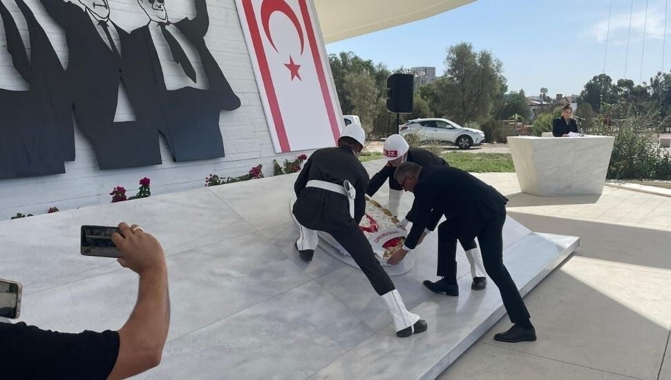 Cumhurbaşkanı Tufan Erhürman, Denktaş Anıt Mezarı’na çelenk sundu