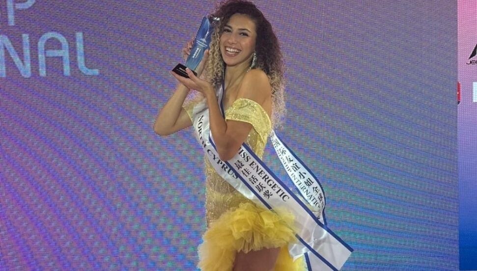 Miss Kuzey Kıbrıs Azra Kızılbora’ya uluslararası yarışmada çifte ödül