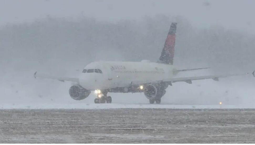 ABD’nin kuzeydoğusunda kar fırtınası hava ulaşımını felç etti: binlerce uçuş iptal edildi