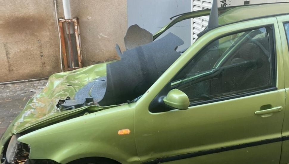 Ortaköy’de apartman damındaki su deposu fırtına sebebiyle aracın üzerine düştü