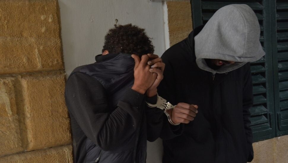 Ülkede izinsiz ikamet eden  2 zanlı 1 gün süreyle tutuklu kalacak