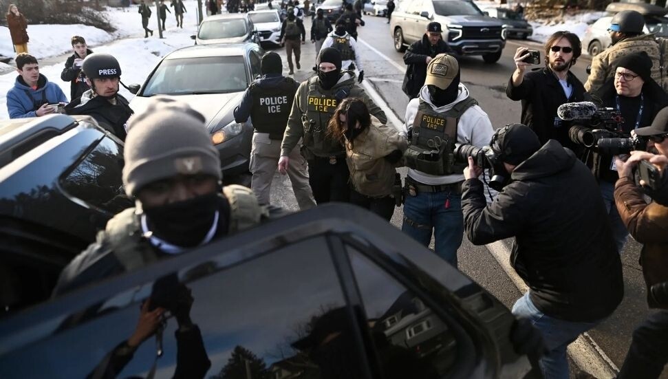 Minneapolis’te  protestocularla ICE arasında arbede yaşandı,