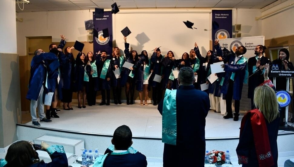 DAÜ Eczacılık Fakültesi mezunları yemin ederek mesleğe adım attı: Güven ve vicdan taşıyan bir misyon