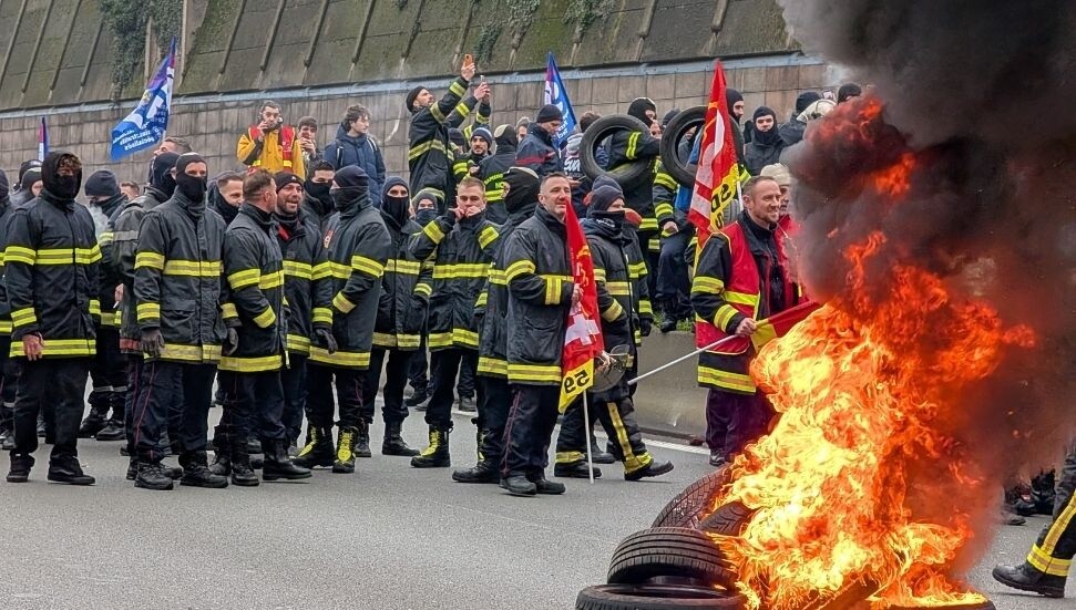 Fransa’da itfaiyecilerin protestosunda polisle arbede yaşandı