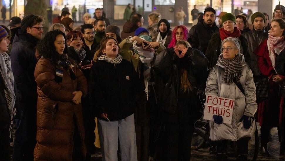 Hollanda’da Müslüman kadınlara yönelik polis şiddeti protesto edildi