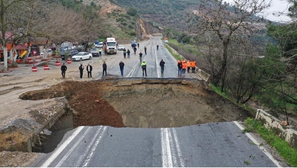 İzmir'de şiddetli yağış nedeniyle Selçuk-Aydın kara yolu çöktü