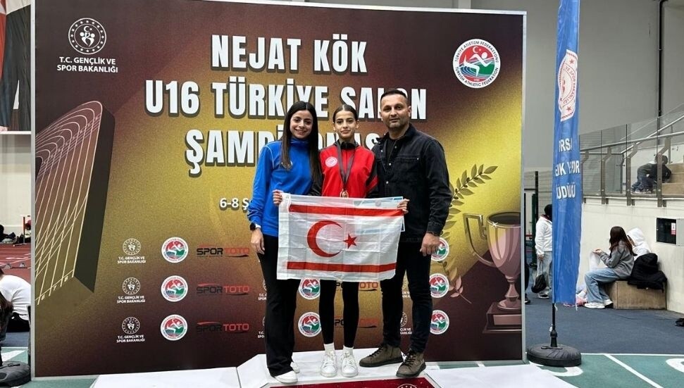 Genç atlet Damla Dönmez, 300 metrede Türkiye şampiyonu!